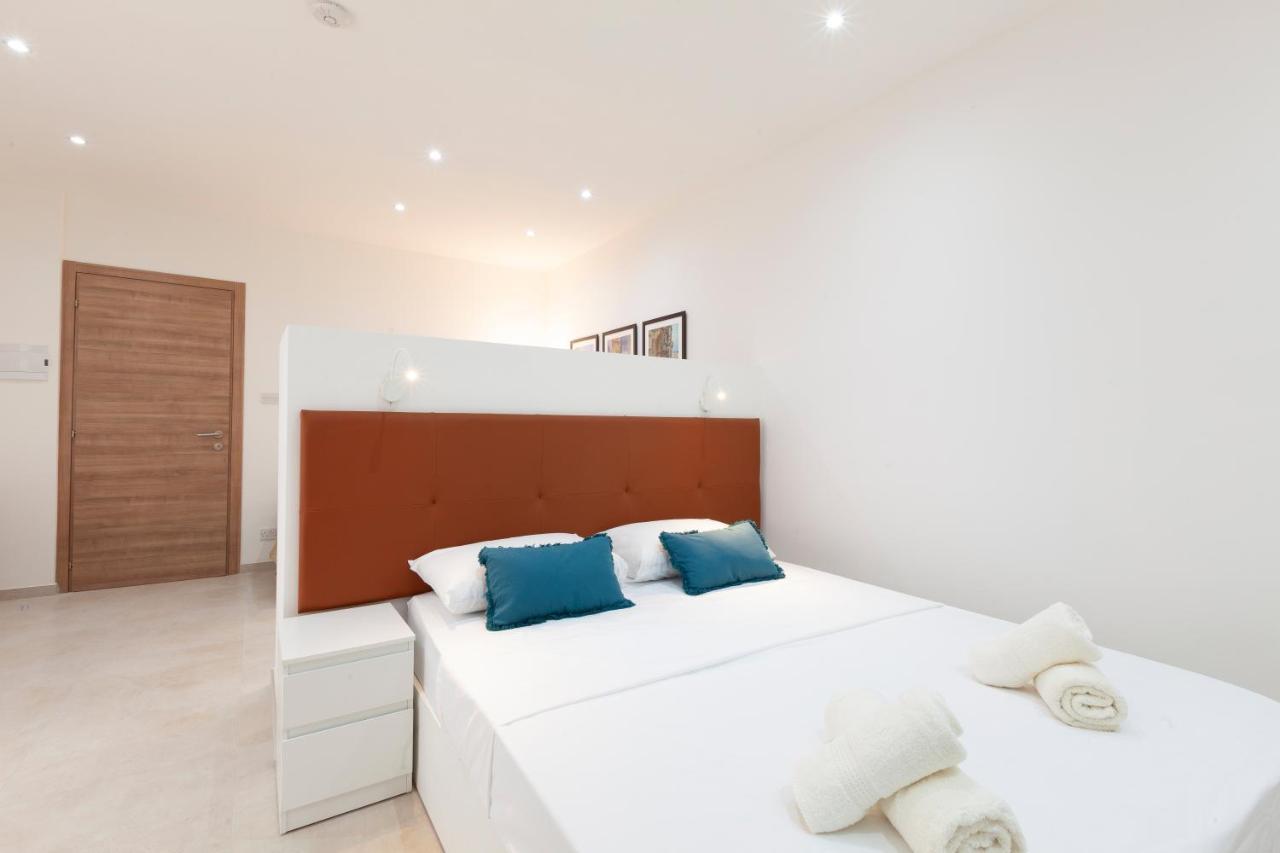 FL56 - New 3storey House - private entrance&roof Floriana Exterior foto