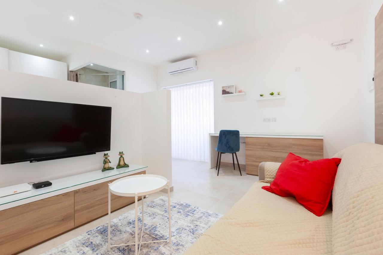 FL56 - New 3storey House - private entrance&roof Floriana Exterior foto