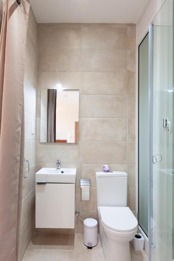 FL56 - New 3storey House - private entrance&roof Floriana Exterior foto